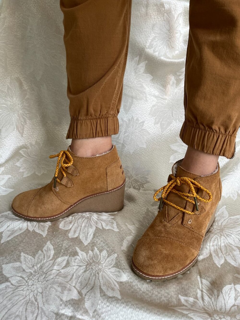 TOMS Shearling Lined Desert Suede Leather Wedge Booties Lace Up Boots 6.5 / 6